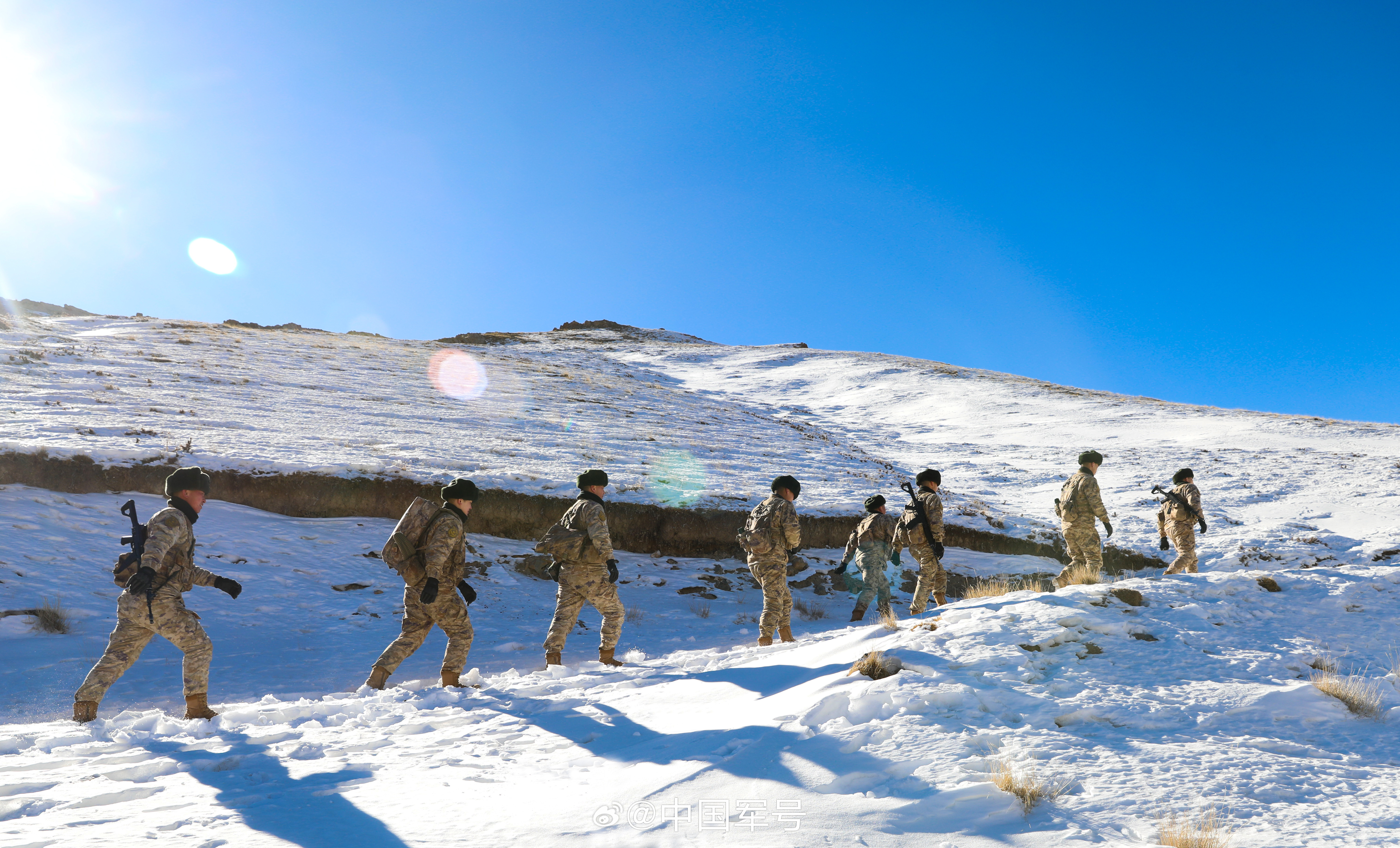 新疆军区某边防连官兵踏上了边关巡逻路