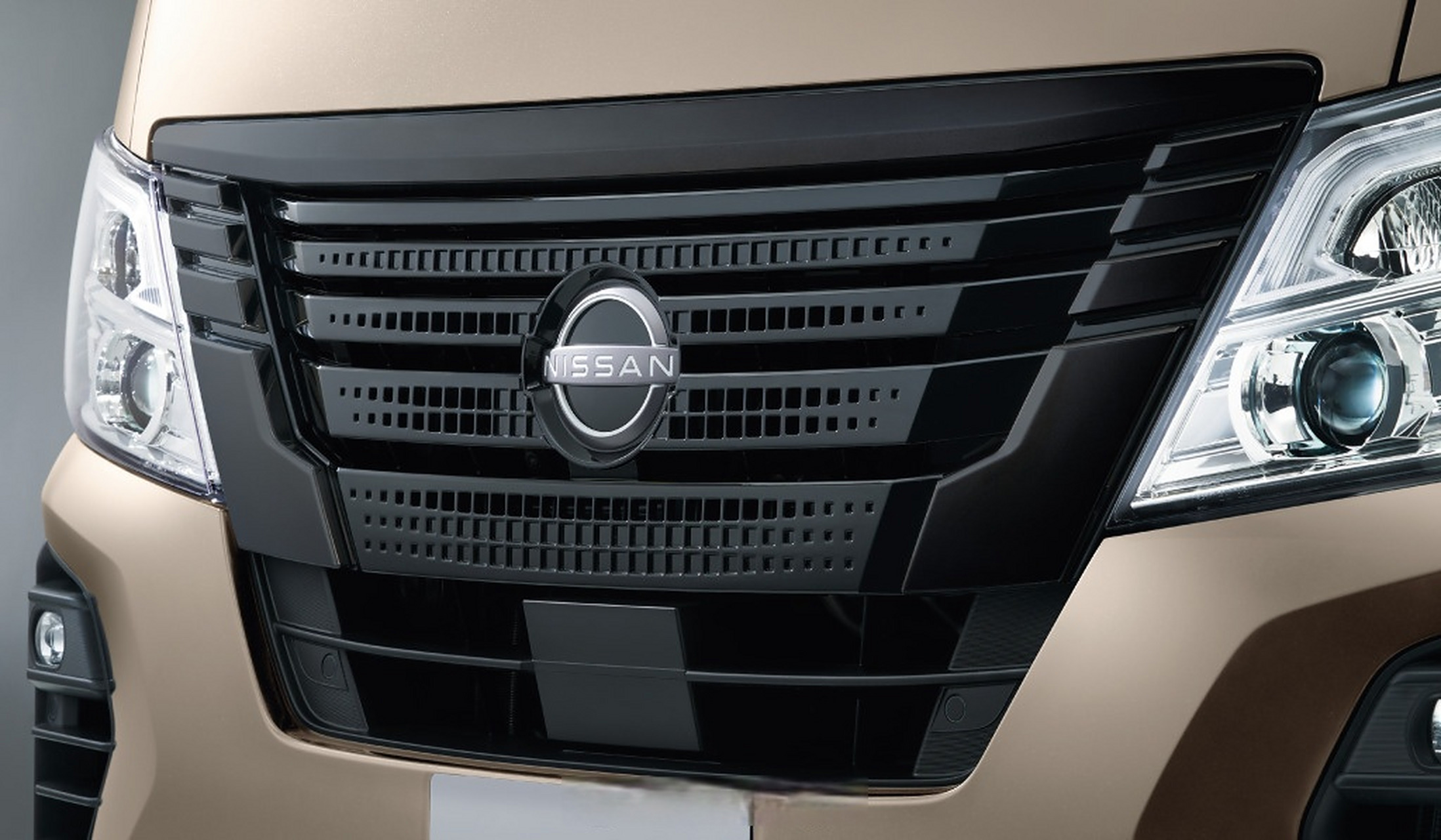 日产e26佳奔50周年纪念款(1973-2023),细节黑化处理,反正比镀铬大龅牙