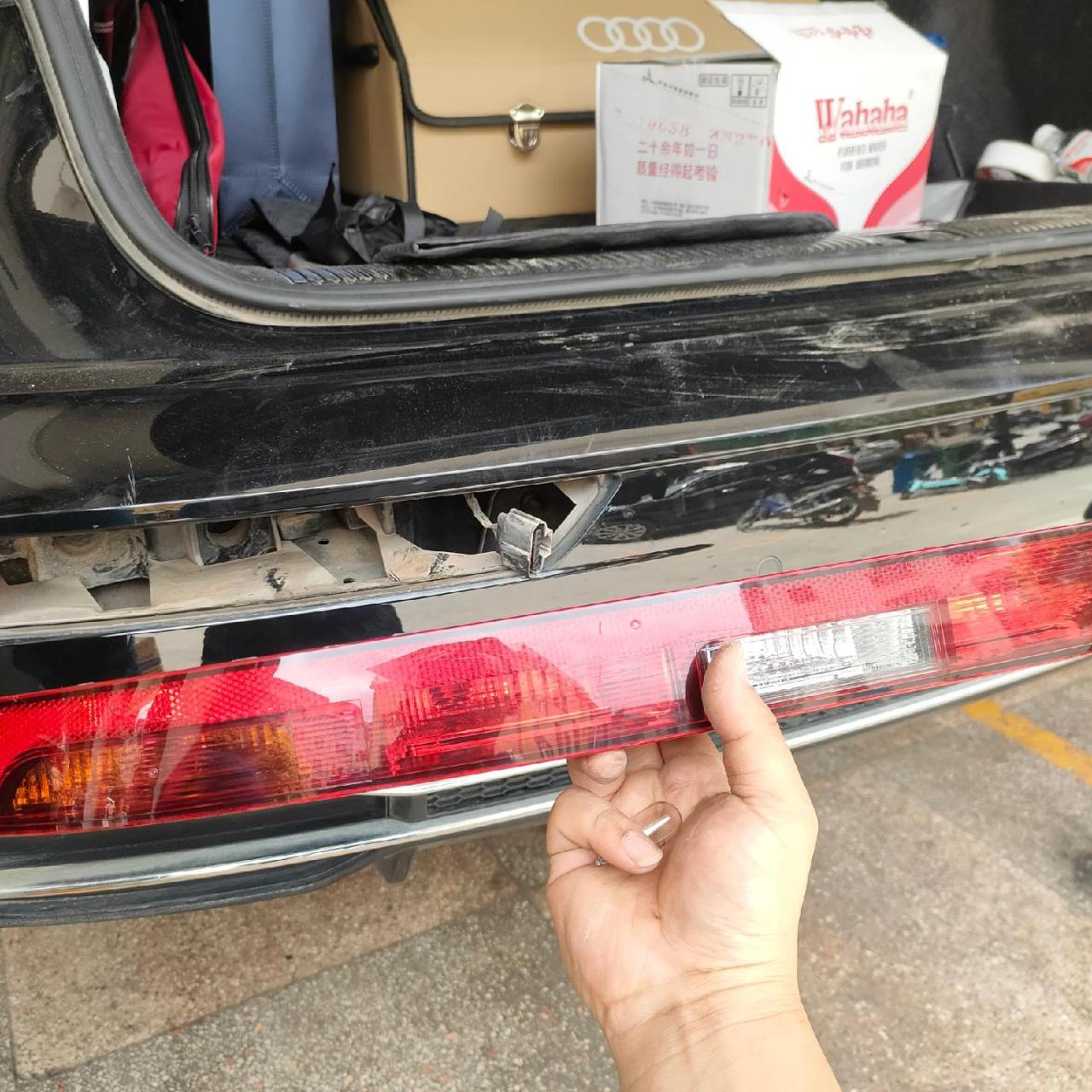 奥迪q5拆后杠灯,专业工具搞定 千万别去拆杠啊,专业的事交给专业的人