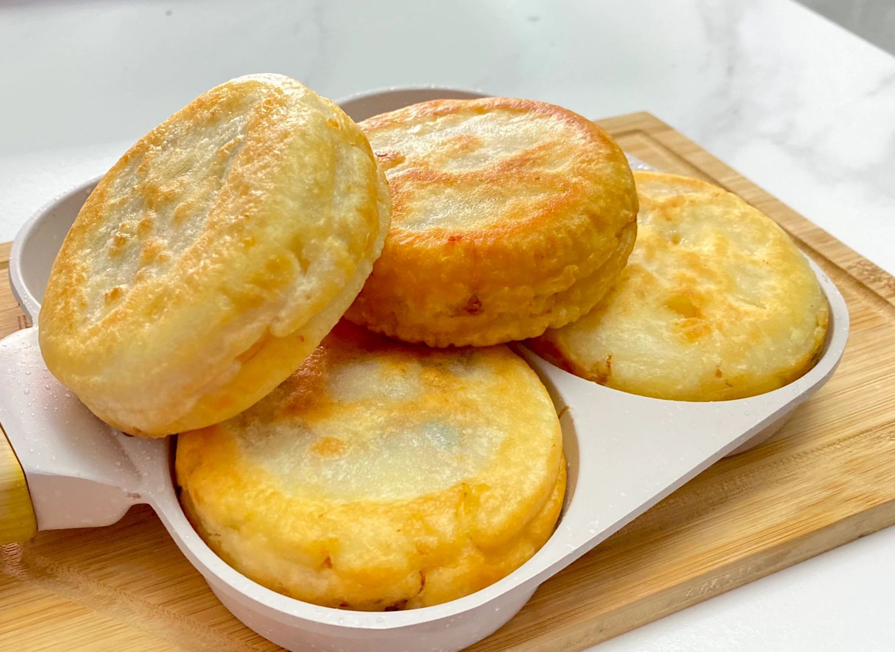 鸡蛋汉堡 92做法 1,调面糊:面粉250克,盐3克,泡打粉1克(可不放),水