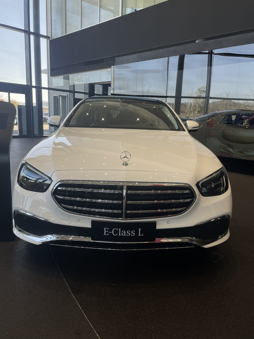 白色奔驰e300l你感选吗 开白色e300l的狠人! 你会选择吗?