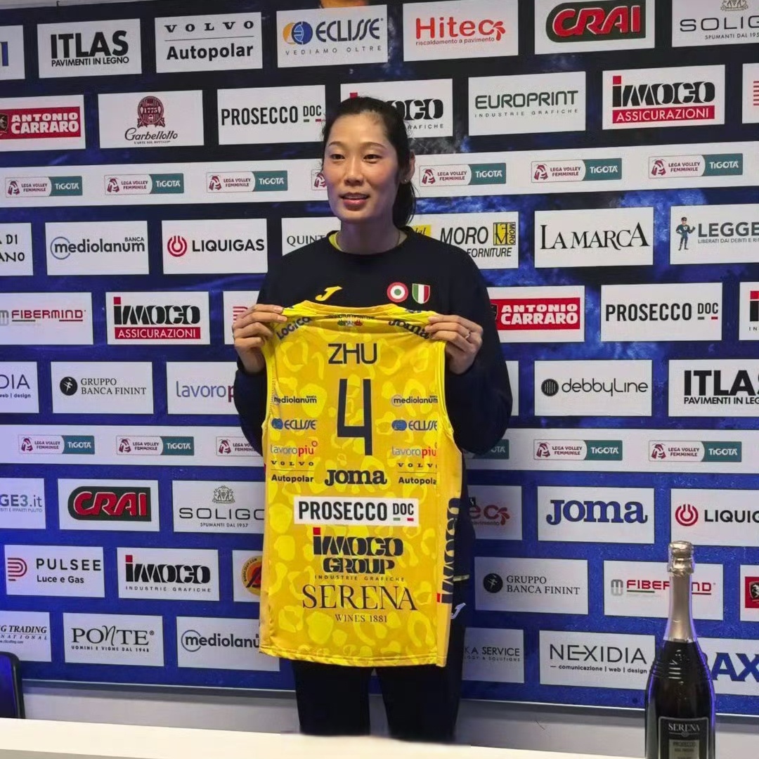 朱婷亮相意甲冠军球队# 昨日,朱婷参加了意大利科内利亚诺女排在新闻