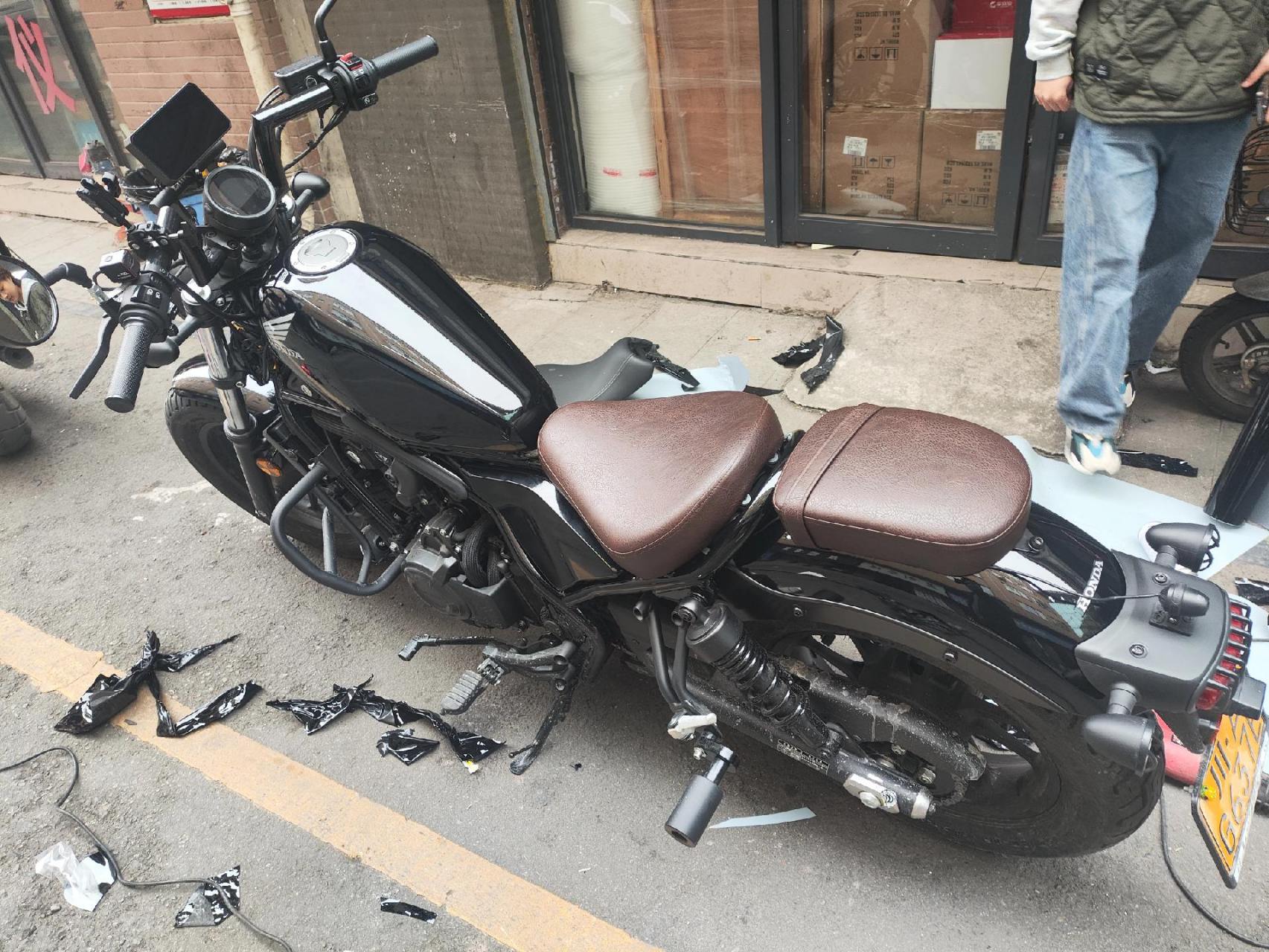 成都摩托贴膜本田cm500改色tpu亮黑.