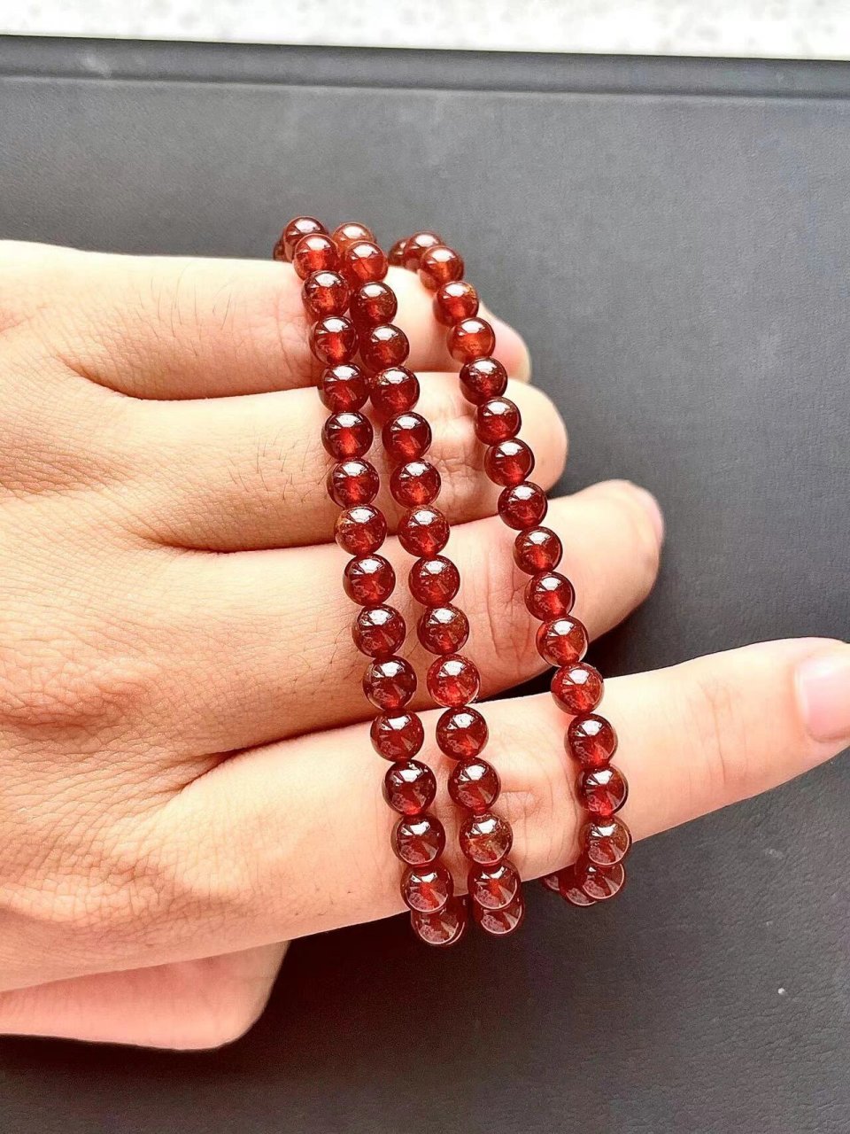 d62|我自己拍的渣图,教你6步鉴别真假石榴石 大家好,我是教珠宝课的王