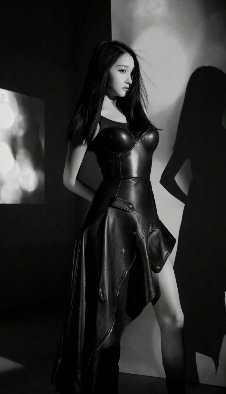 关晓彤吊带皮裙#第一张不错,感觉到位了.#关晓彤