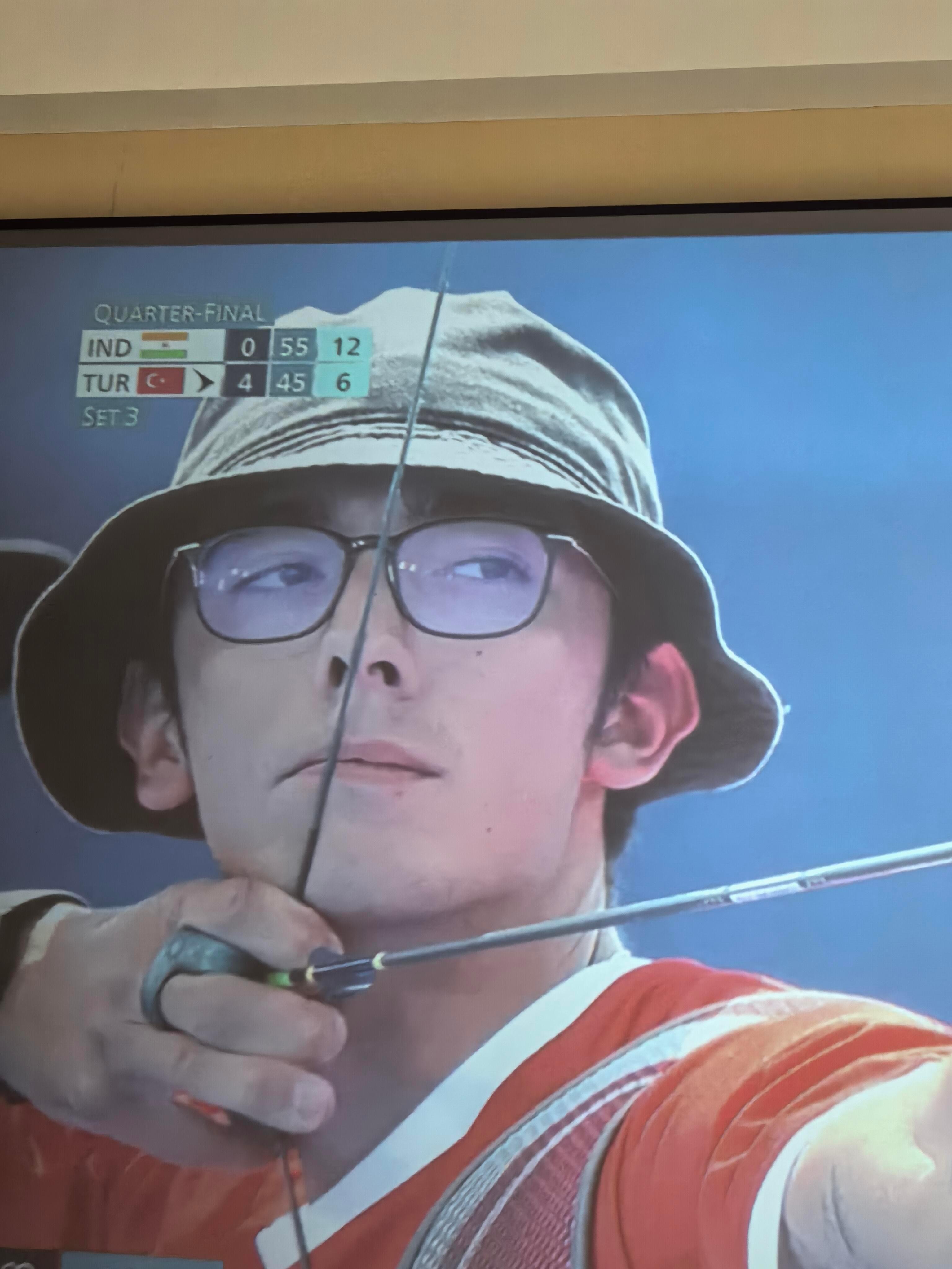 奥运会土耳其射箭这位小哥应该把帽子焊在头上