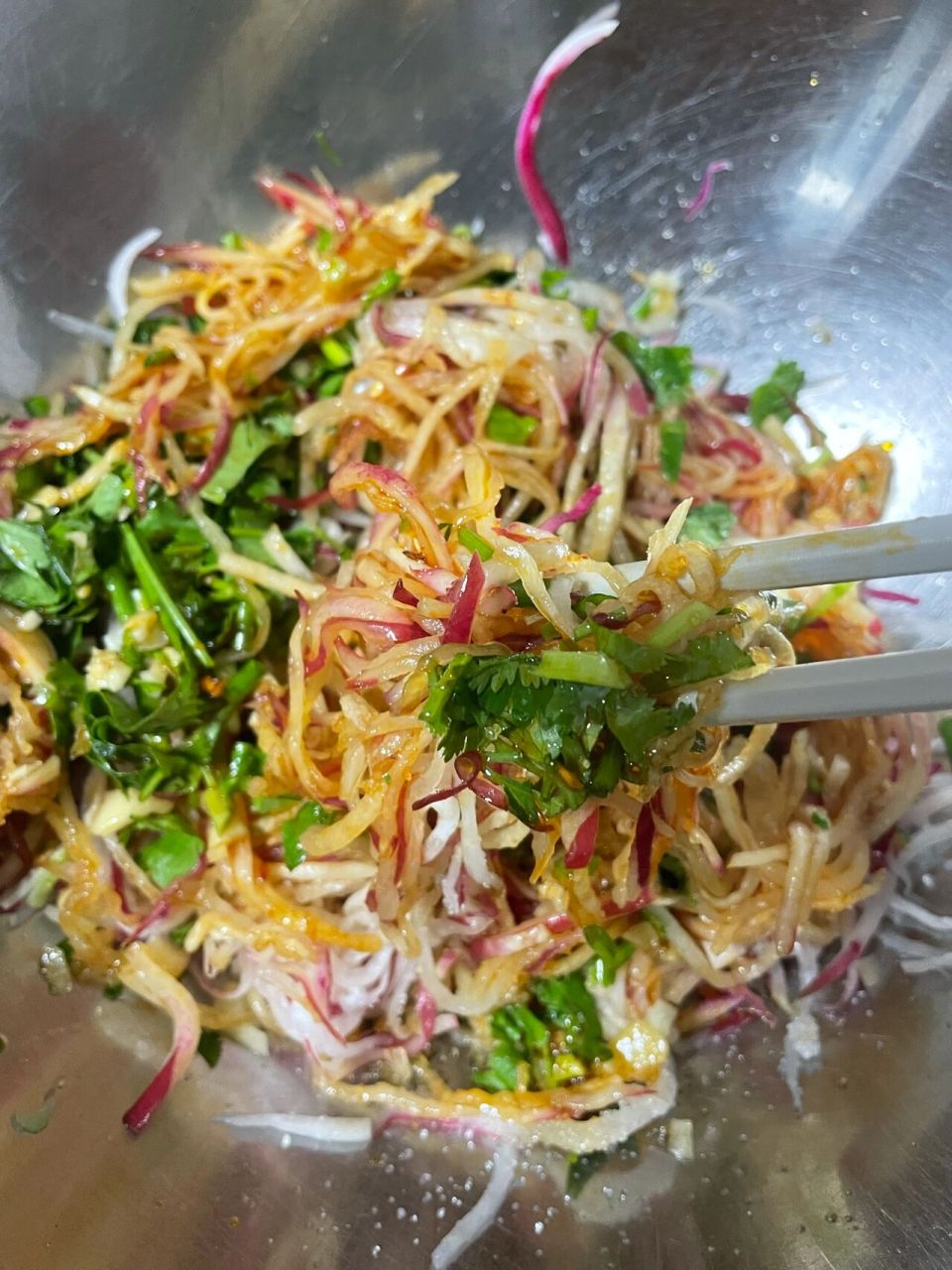 吃萝卜的季节分享超下饭的凉拌萝卜丝教程 配料:香菜 红皮胭脂萝卜