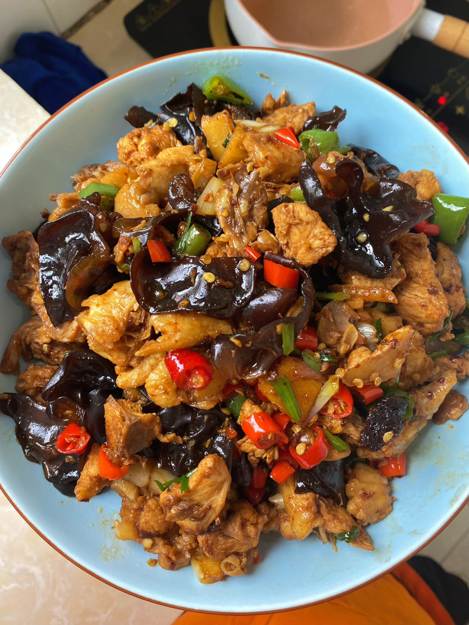 今日份97木耳炒鸡966015做法简单易学嘎嘎下饭 食材:鸡肉