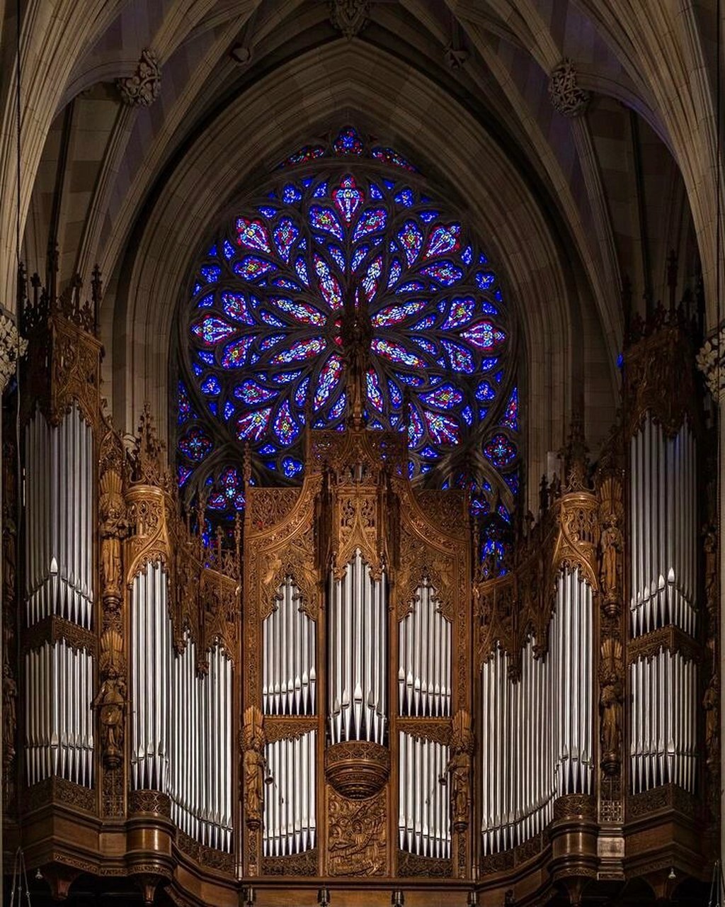 彩色花窗,盛行于中世纪的欧洲,以哥特式教堂内部彩绘玻璃窗最为著名