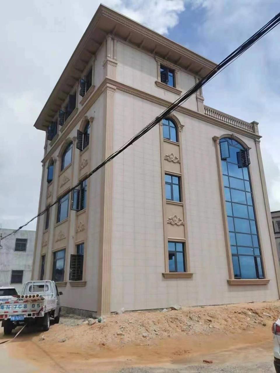 陆丰大别墅安装完毕,108断桥平开窗77福特蓝镀膜玻璃效果杠杠的96