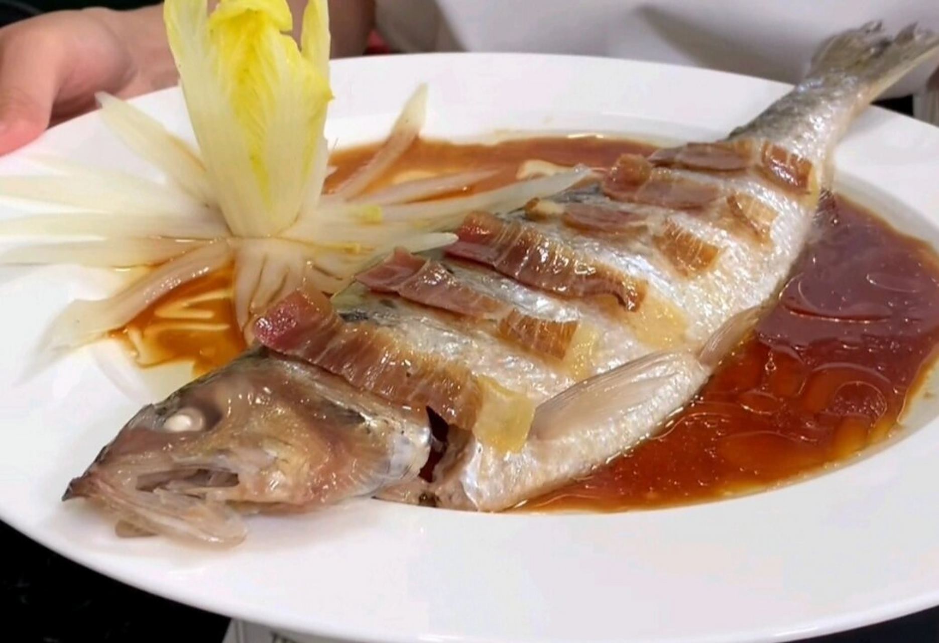 保留鱼鳞.对半切开.抹干水分.