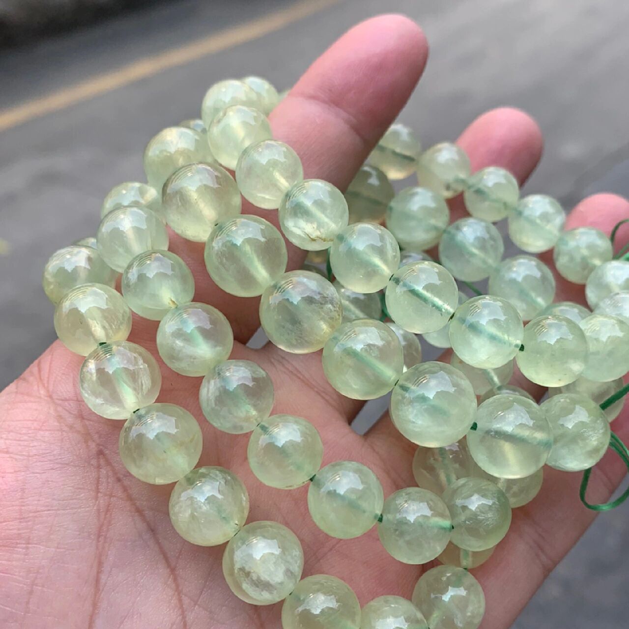 99清新脱俗的青葡萄色,透明的质感,葡萄石手串无疑吸引着我们的