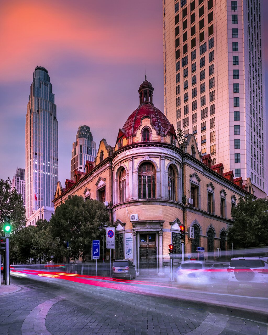拾景天津 解放北路上的老建筑华俄道胜银行 拍摄于今年8月,慢门曝光15