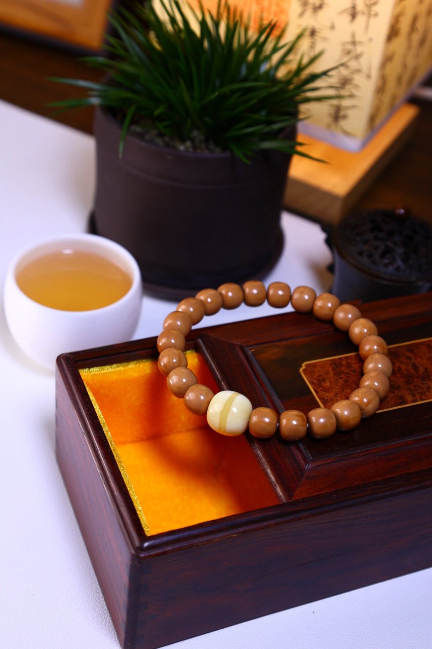 主串:猴头老型11mm 配饰:蜜蜡老型一枚  尺寸:1