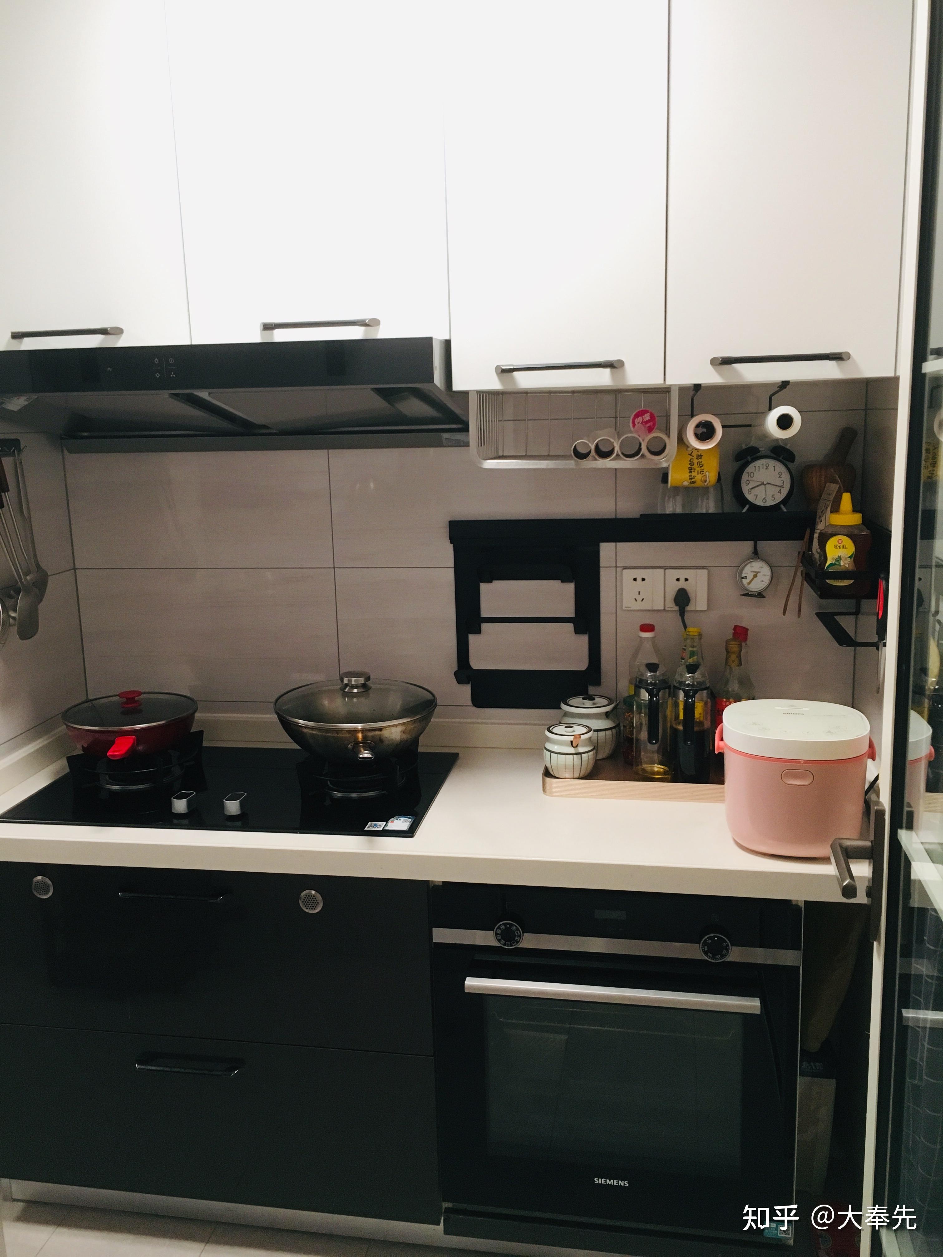 嵌入式烤箱蒸箱是安装在高柜中间还是操作台下面好不考虑放在灶下面