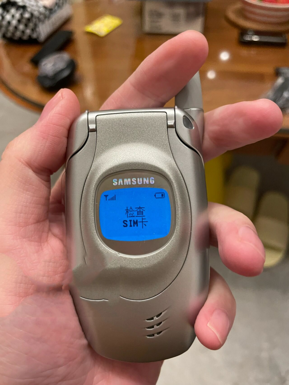 三星 anycall t108 经典手机怀旧 2002年5月,三星推出了第一款折叠