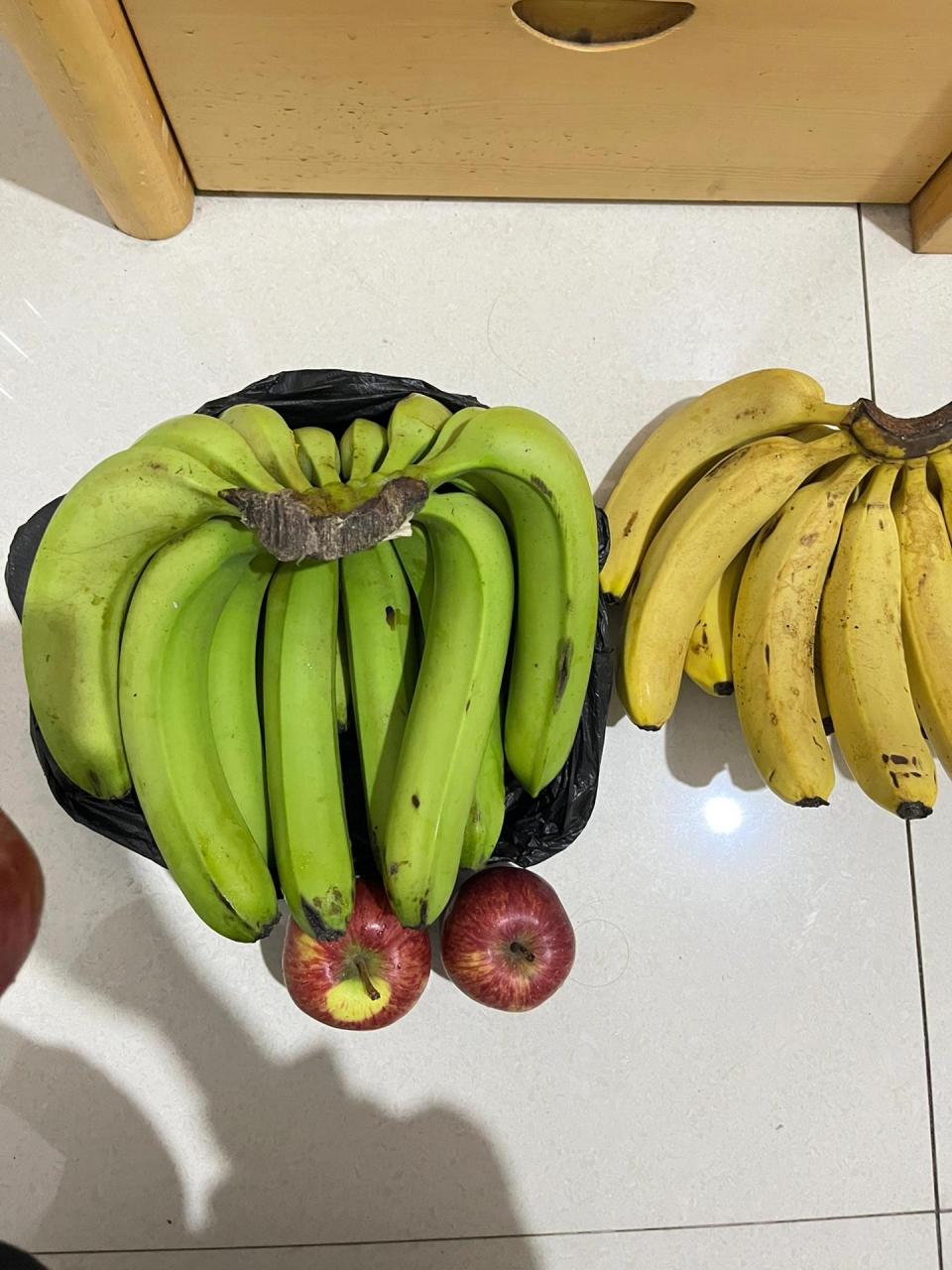 分享一个青香蕉催熟的方法~ 放入苹果密封,纸箱塑料袋都可,放的越多熟