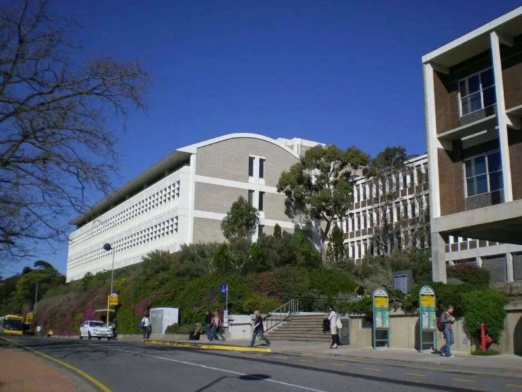 校区介绍 弗林德斯大学共有贝德福德公园校区 bedford park,唐斯雷