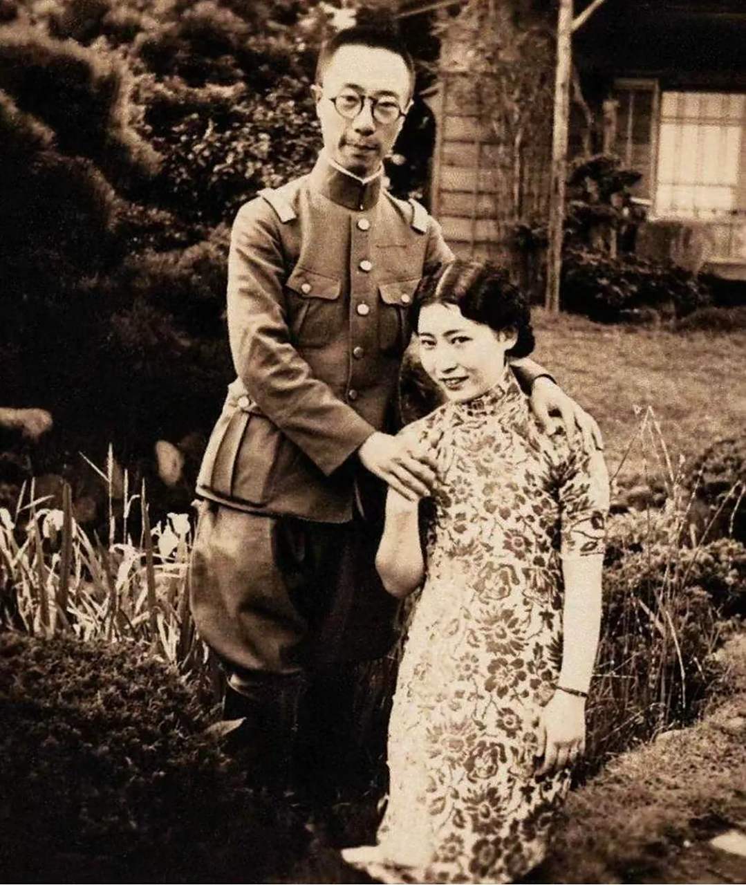 照片中两个人是谁? 是傅仪的弟弟傅杰和他的日本妻子嵯峨浩.