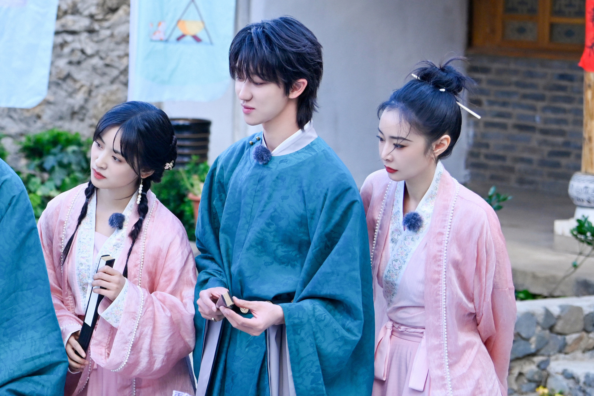 徐明浩说高叶沈月心理年龄不到20#《青春环游记4》高叶沈月两人挽着