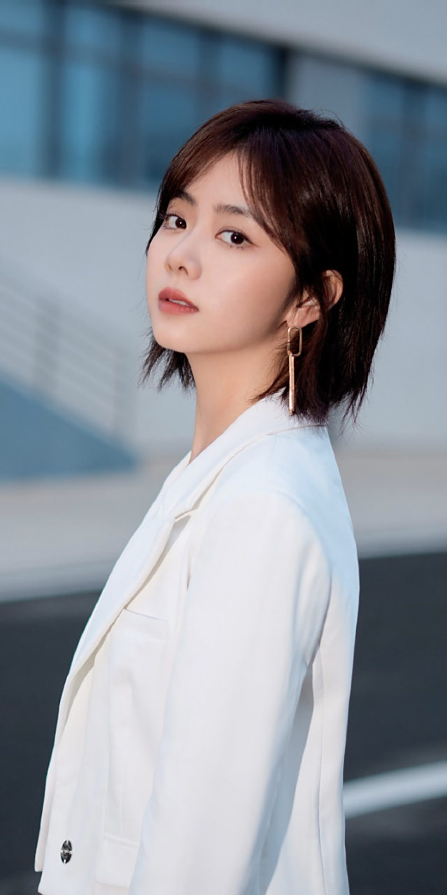 谭松韵白色西装利落干练壁纸组图