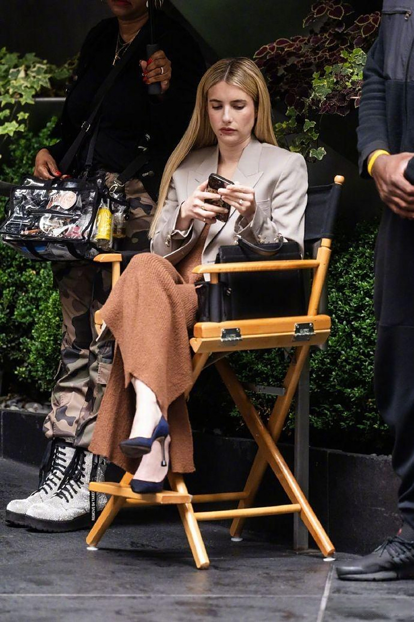 emma roberts以孕妇造型现身纽约曼哈顿拍摄《美国恐怖故事》!