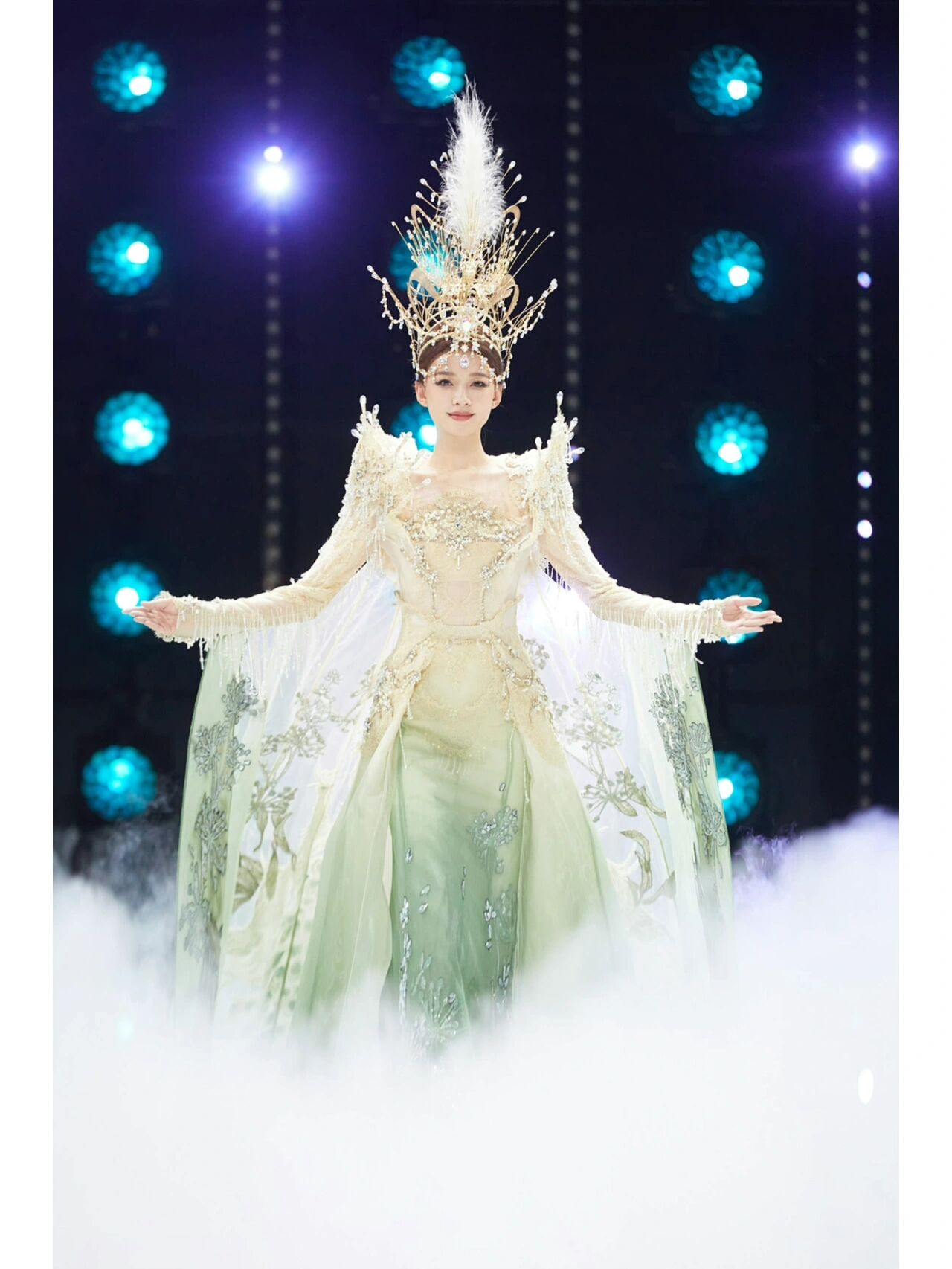 开始前还被误认为是"金鹰女神",其实是风尚秀的表演,礼服来自盖娅传说