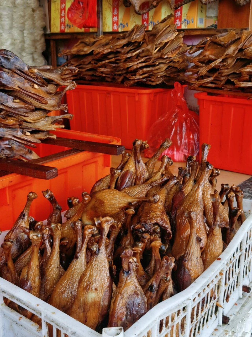 沙县板鸭顶呱呱 🦆板鸭,也称"腊鸭"沙县板鸭最为知名的当属郑湖板鸭