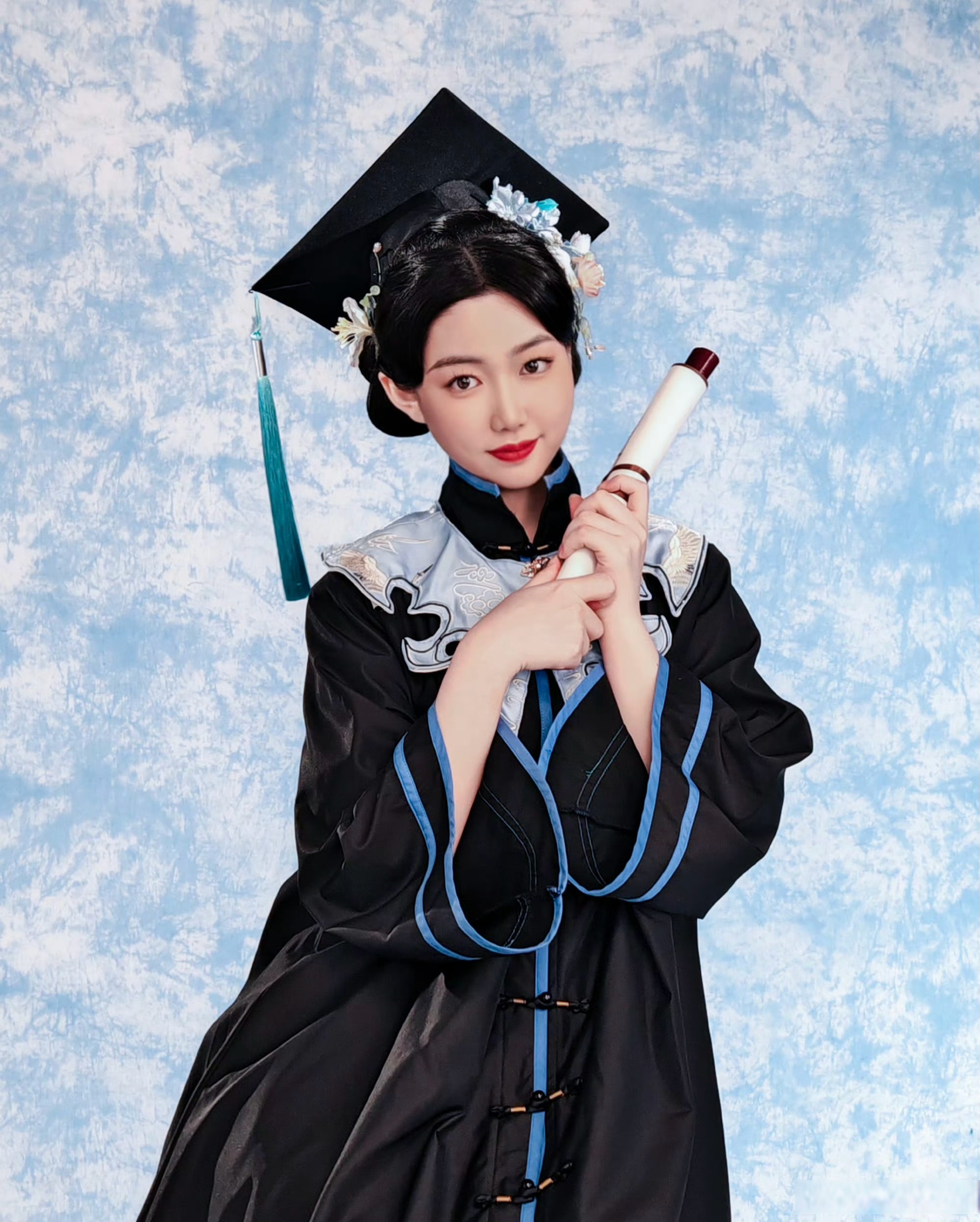 毕业季将至,北大学子把北京城穿在了学士服上,用镜头记录下与北京的