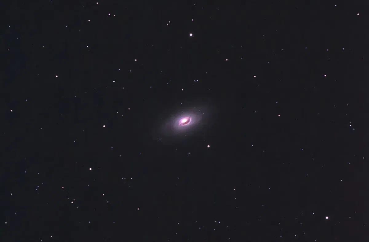 黑眼星系,又称m64,为一螺旋状星系,位于后发座,离地球约2400万光年