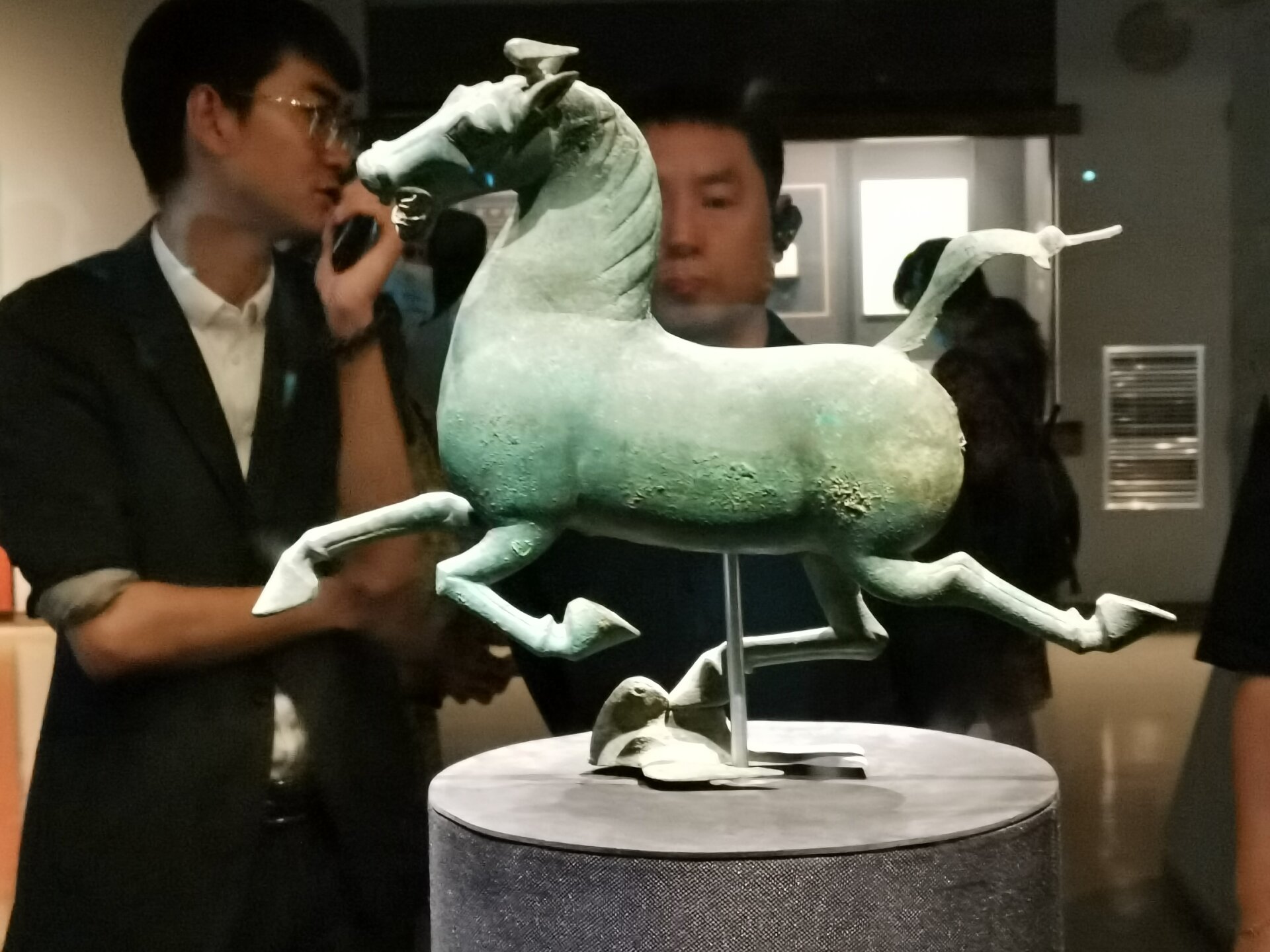 关于国家旅游标志马踏飞燕的正面高清大图