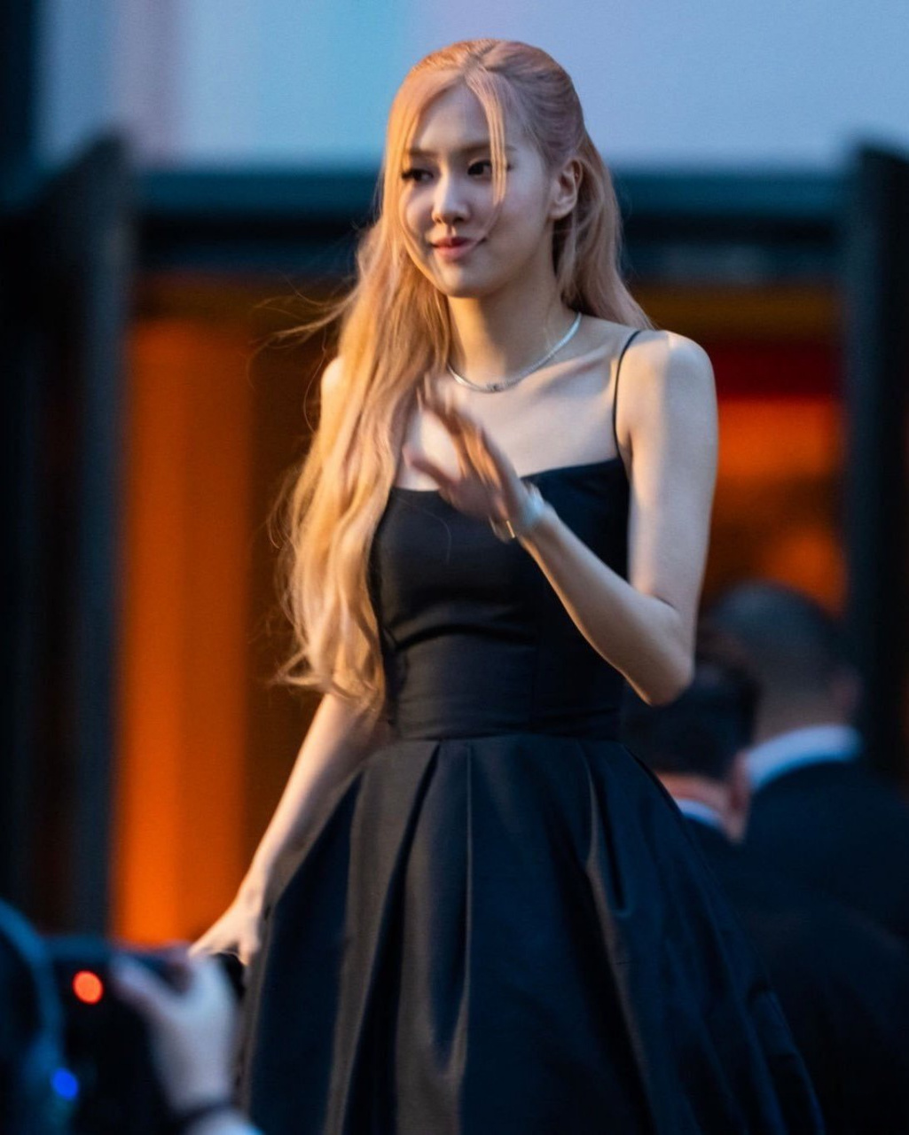 朴彩英黑色吊带裙造型雪花秀造型一直都很简约大方,one piece也很漂亮