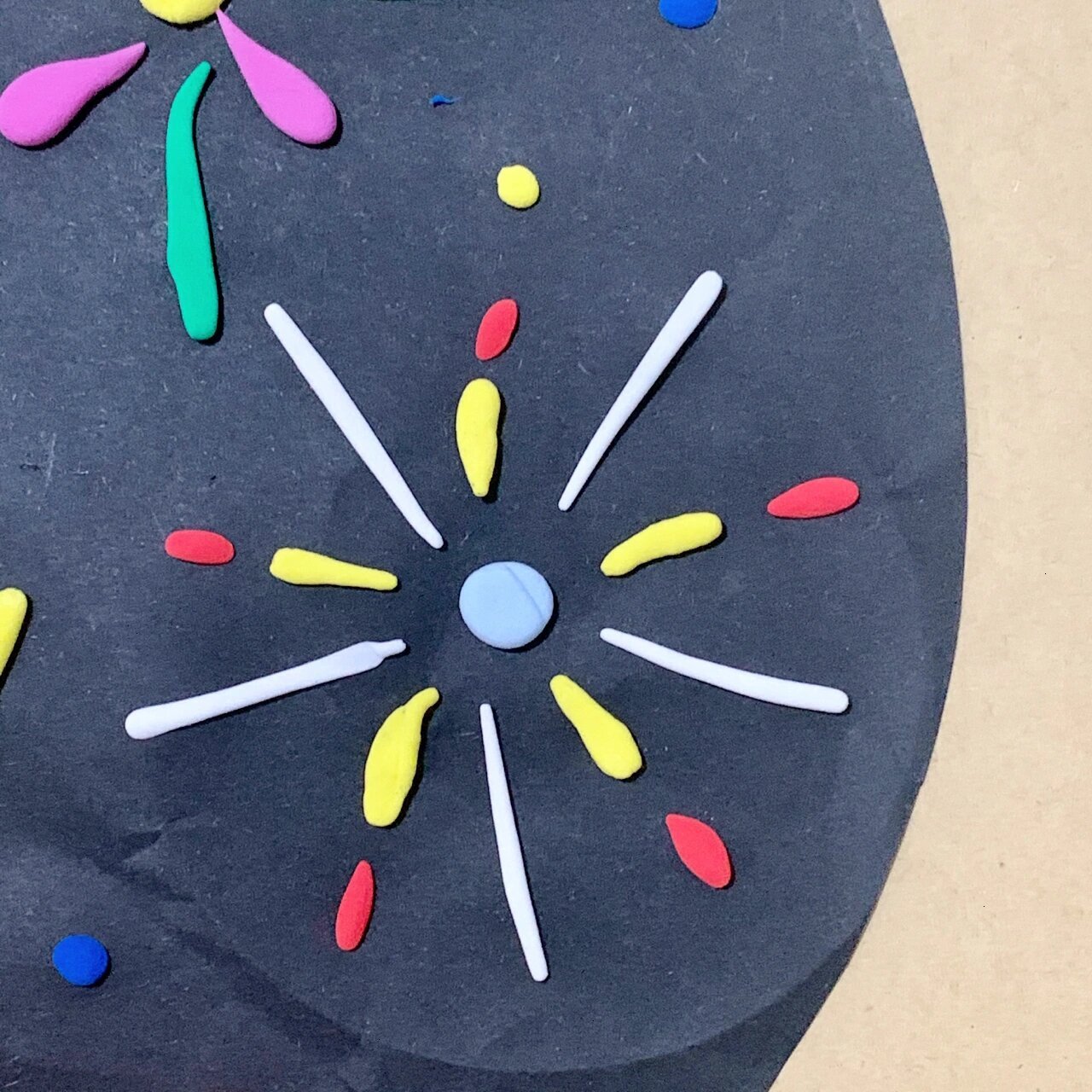 太空泥《节日的烟花》 适合年龄:中大班幼儿 材料准备:黑色纸   各色