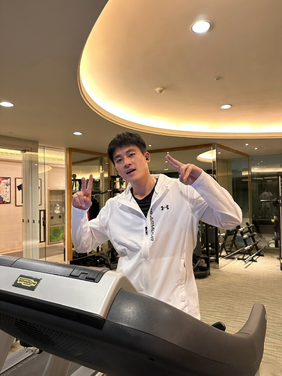 昨晚@欧豪02晒出健身照问大家:"瘦了吧? "明星果然是说瘦就瘦啊!