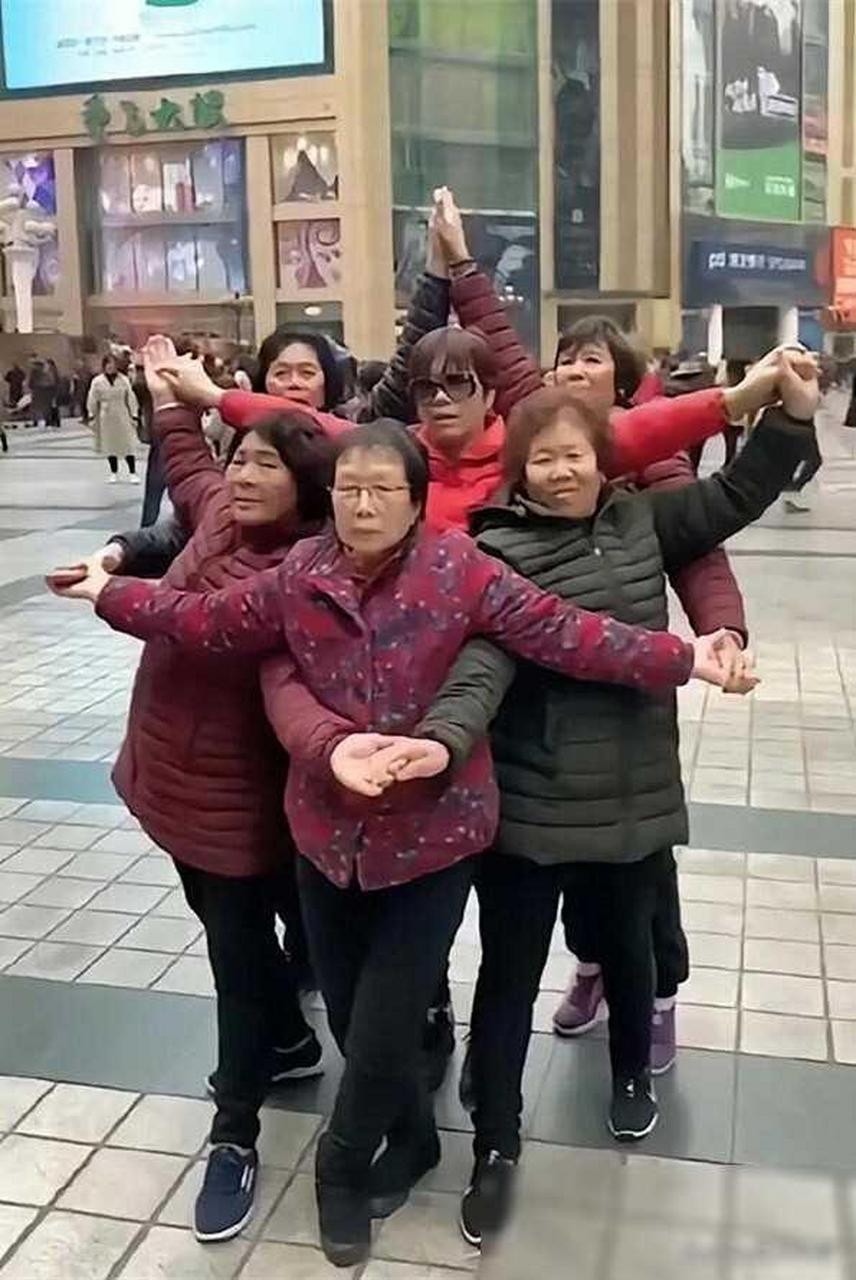 中国大妈们以其独特的姿势引领着一股潮流,向世界展示着中国文化的