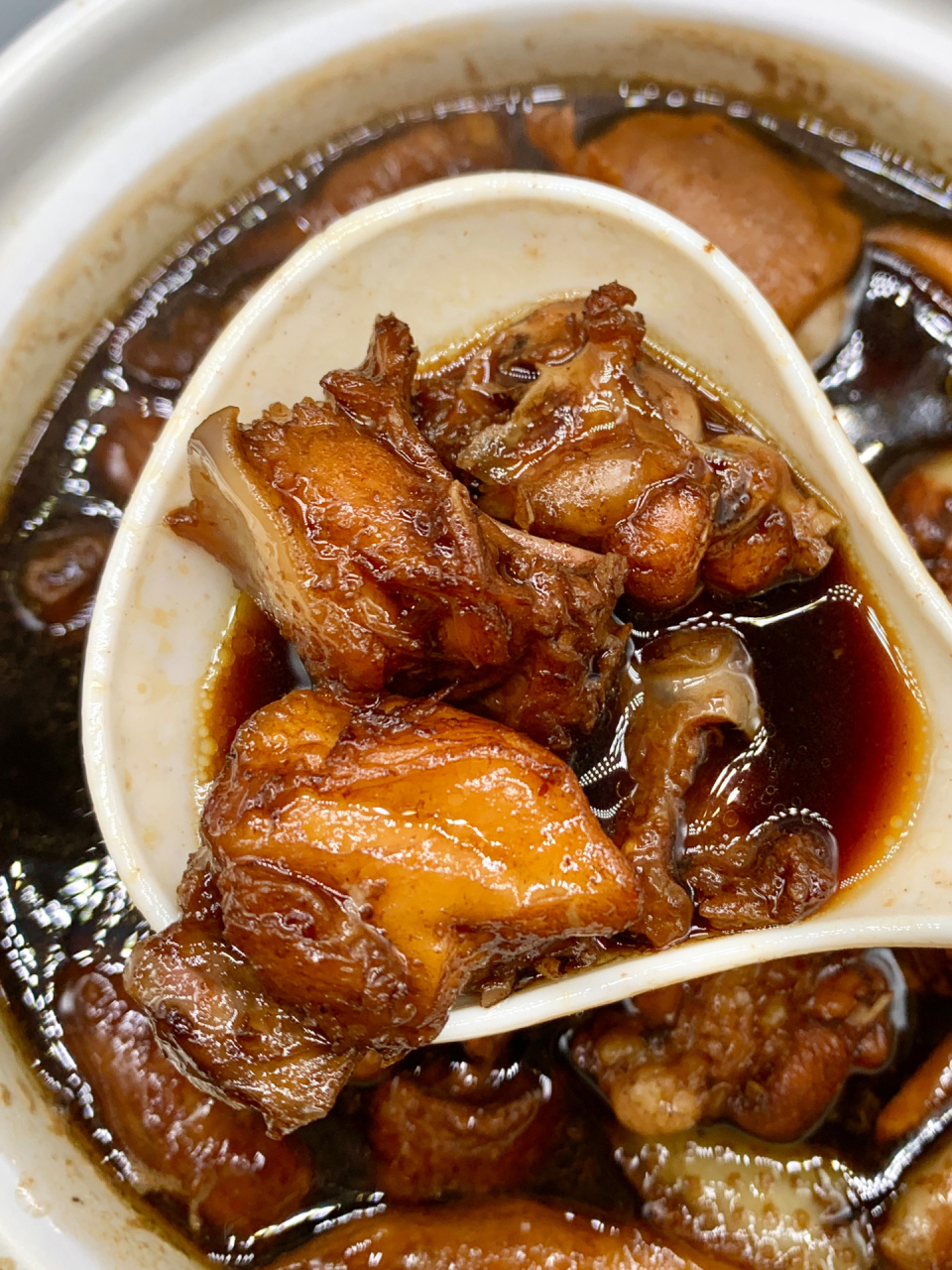 婆婆又给我煲客家鸡酒91坐月子手脚冰凉必喝 客家娘酒鸡是一道特色