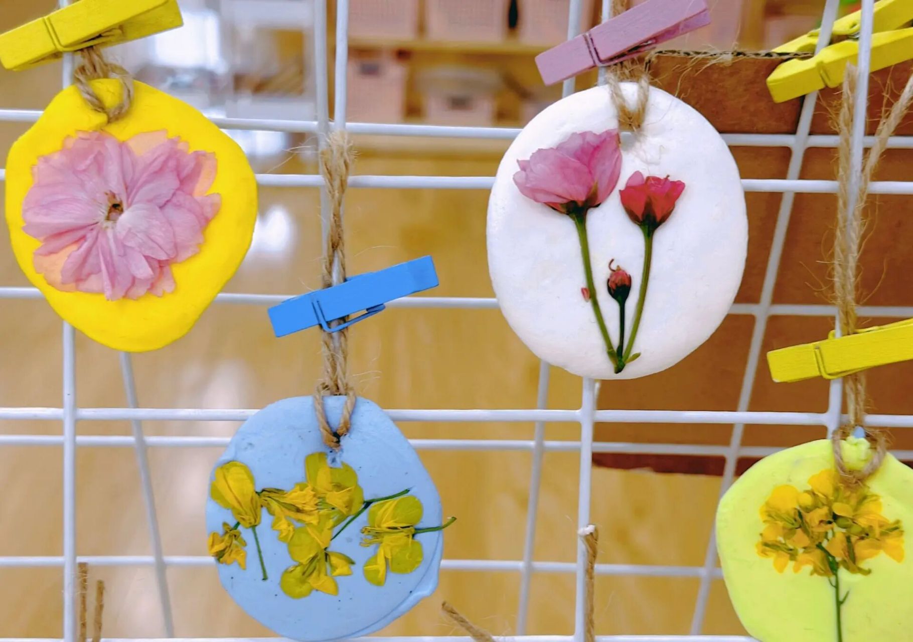 小班春天美工作品——花朵拓印挂件94