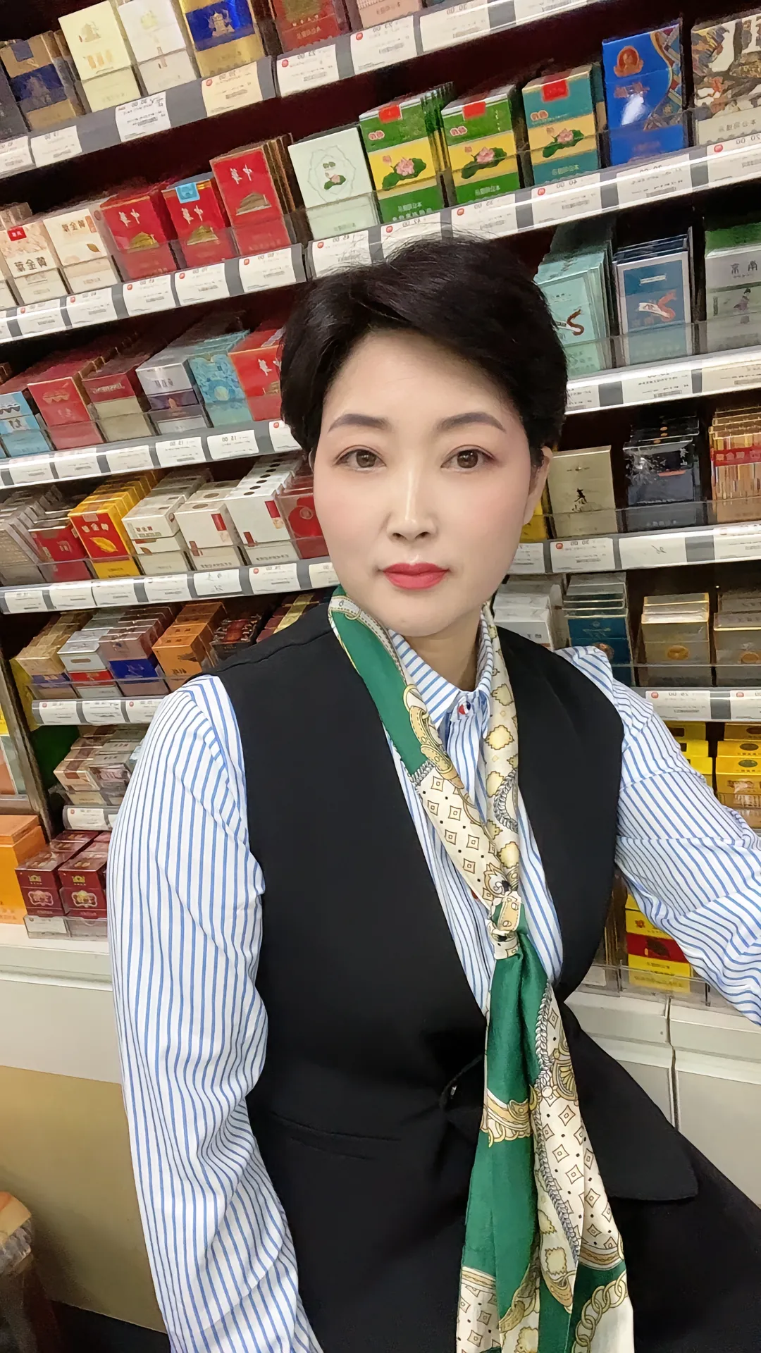 我说五八年的,他笑了笑,我哈哈大笑.他说我不实在,我说我给你留面子