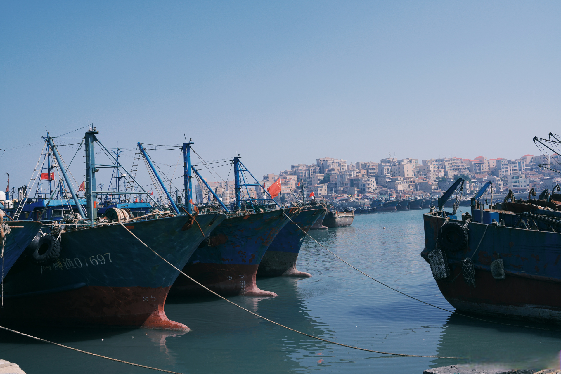 #记录旅行# 阳光明媚的日子,漫步在祥芝渔港的码头上是一件多么浪漫的