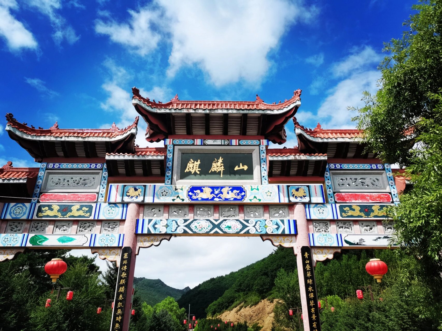 鸡西麒麟山风景区人文景观别致新颖,山风陡峭,湖水清幽,景区位于