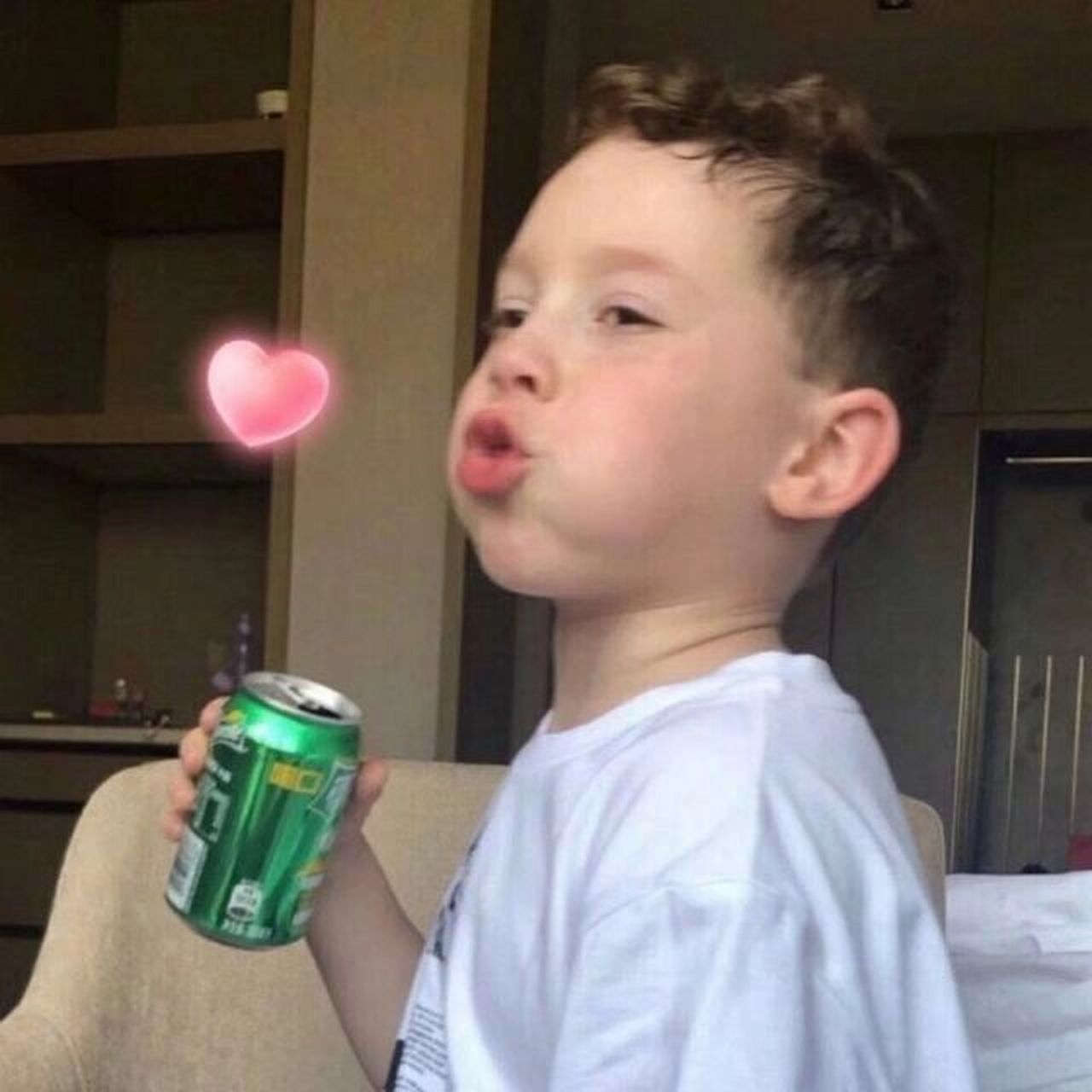 小男孩头像啦 哈哈很久不更新了 一直没找到好看的头像现在发现啦分享