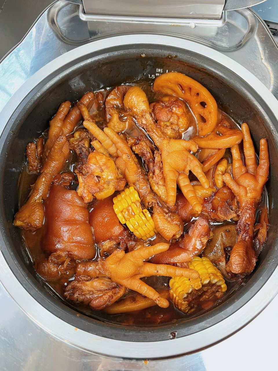 想让大家都尝尝我妈的手艺!! 我妈这一锅卤味,真的,我和我爸巴不得一