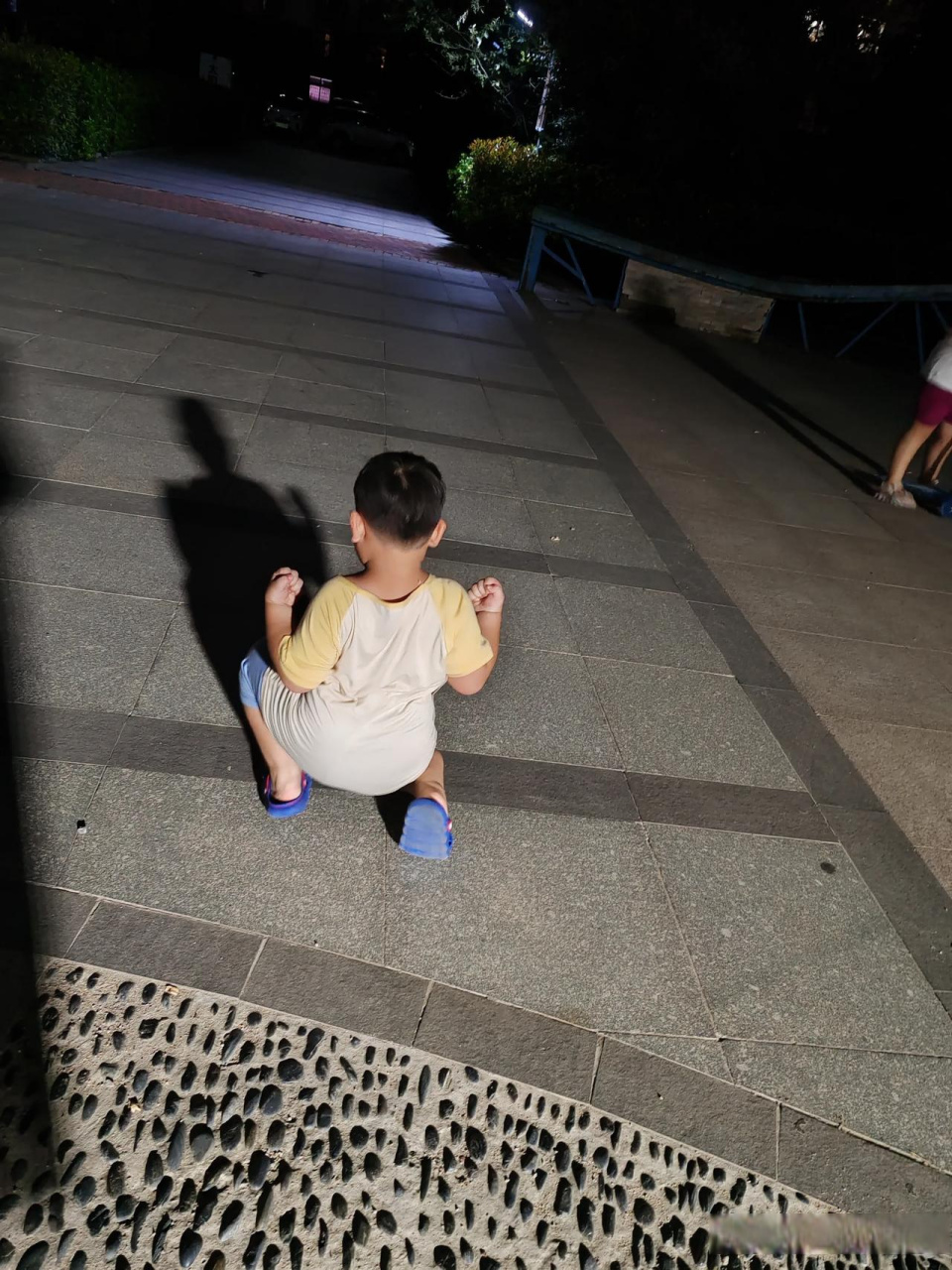 记录这一刻人与影子,晚上溜娃时小宝要求给他来一张与影子的合影!