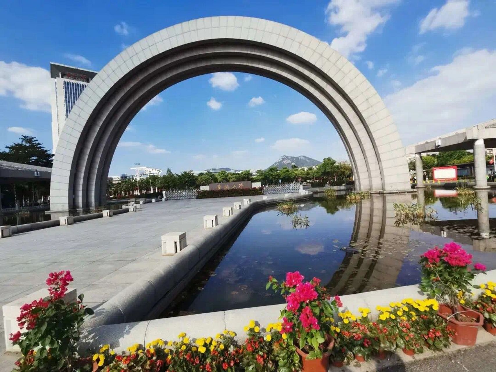 "侨"之有物02|华侨大学厦门校区校门 上一期的"侨"之有物 我们介绍了