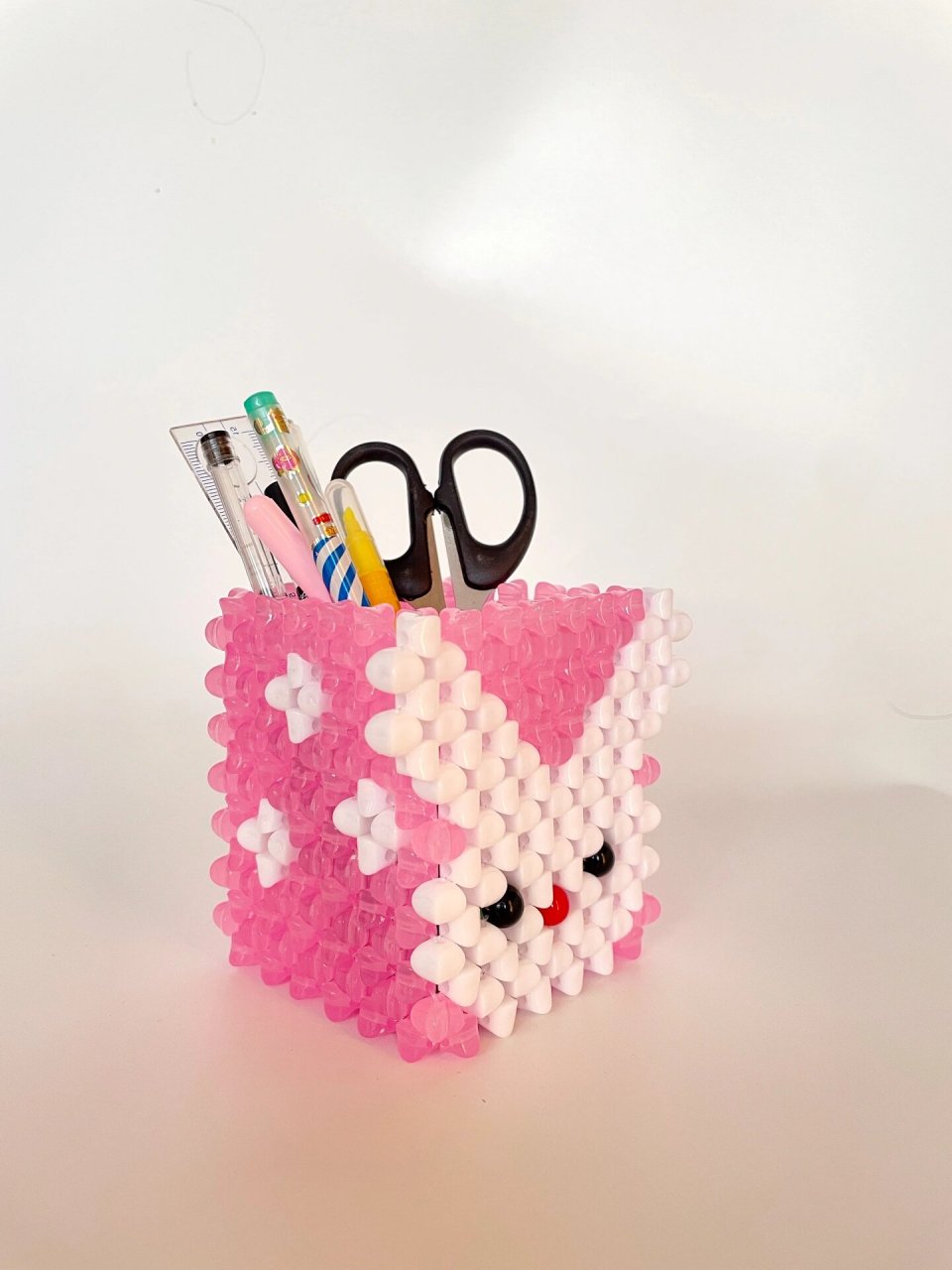 手工串珠超可爱的萝卜兔笔筒呦 今年是兔年,安排几个应景的兔子笔筒