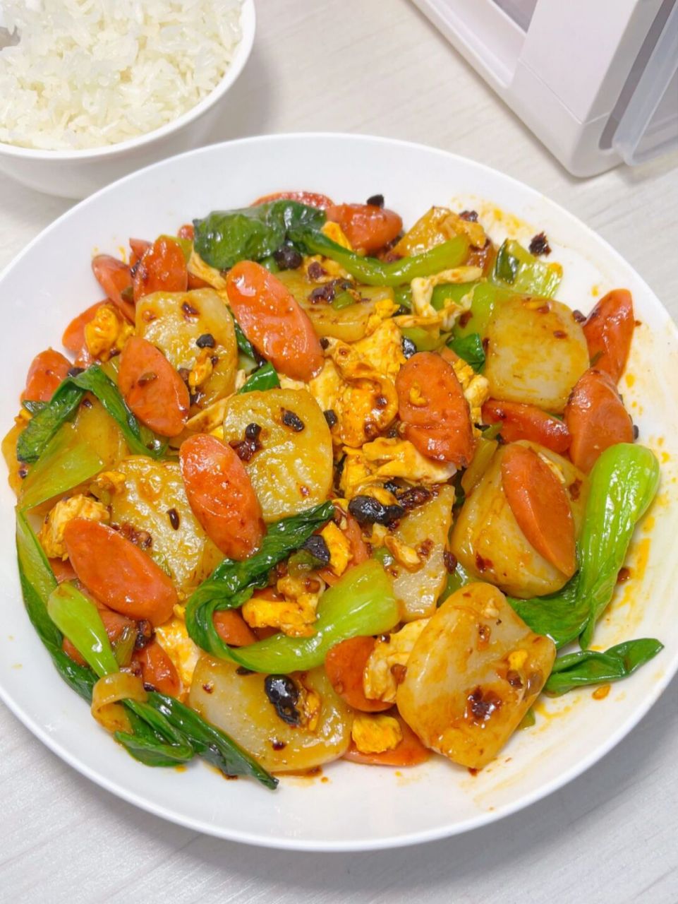 真的好费米饭～ 年糕炒的软糯又入味,配着鸡蛋和火腿,2碗98才够我吃