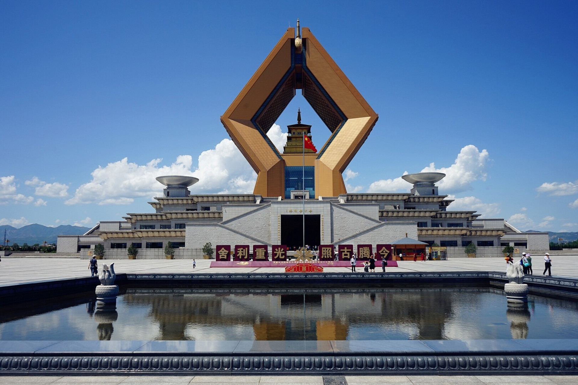 有一座城市叫西安,皇家寺庙法门寺 法门寺位于西安宝鸡市,又名"真身