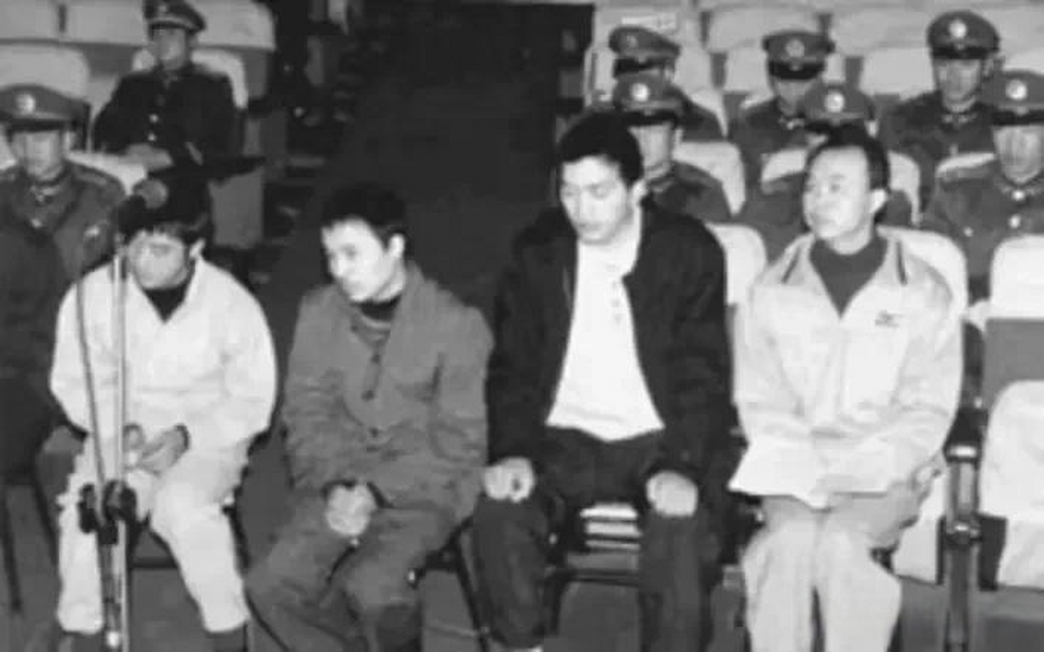 1999年,浙江最大黑帮头目张畏被捕,执行死刑前,他嘱咐女儿:在家要听