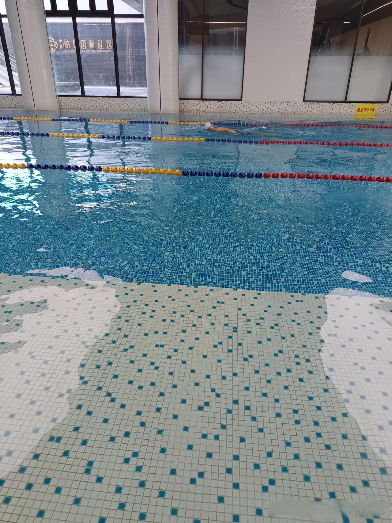 以前,我特别羡慕的几位大姐,她们常常在泳池里轻松自如的踩着水聊天