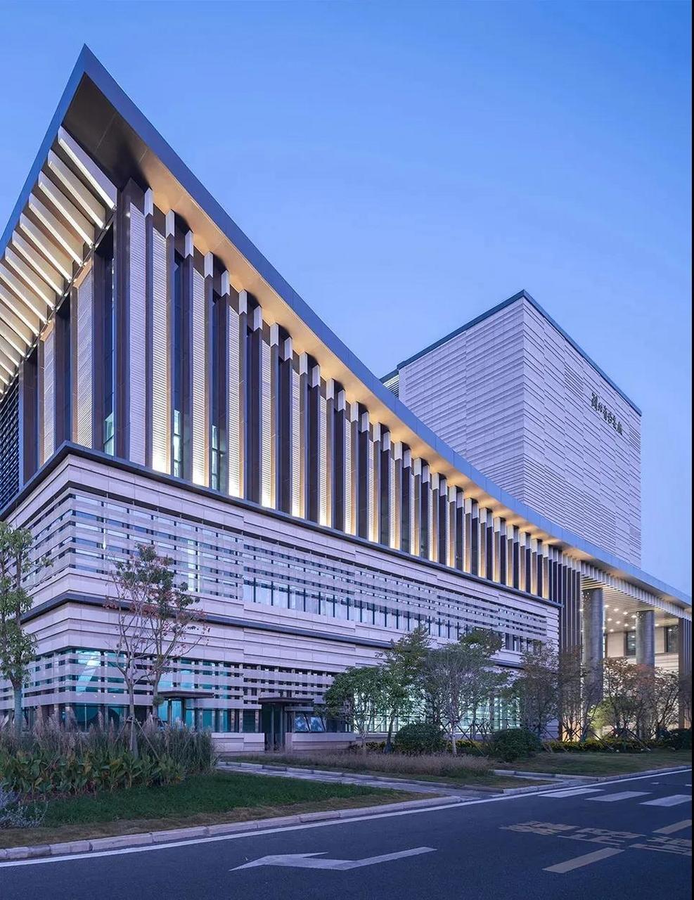 湖北档案馆(旧馆)位于湖北省武汉市武昌区洪山路87号,新馆位于武汉市